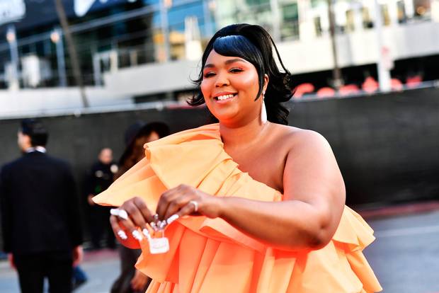 Lizzo Makes Red Carpet History at the 2019 American Music Awards With the Tiniest Valentino Purse: ‘Bag Big Enough for My F–ks to Give’