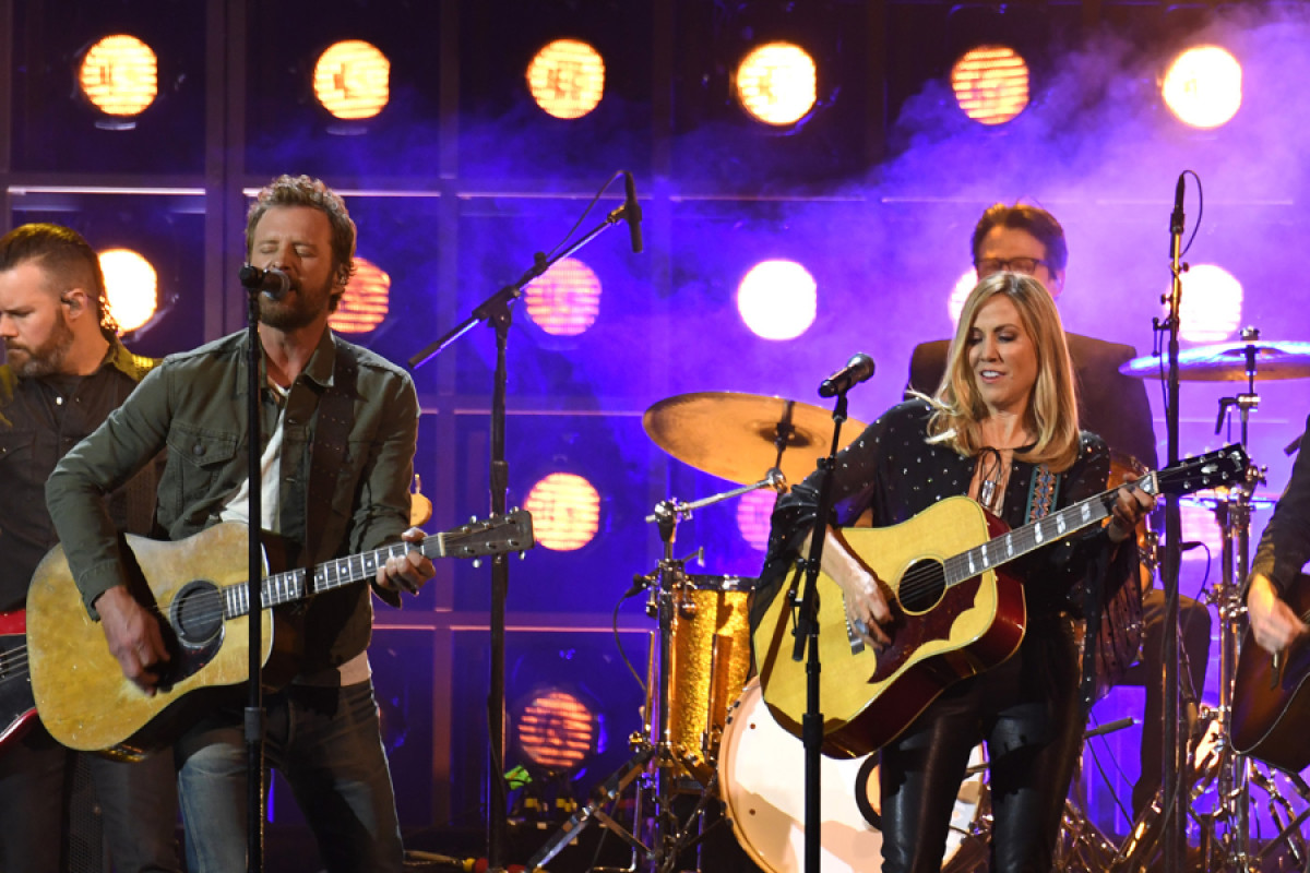 2019 CMA Awards: Sheryl Crow, Dierks Bentley Sing ‘Me and Bobby McGee’ for Kristofferson