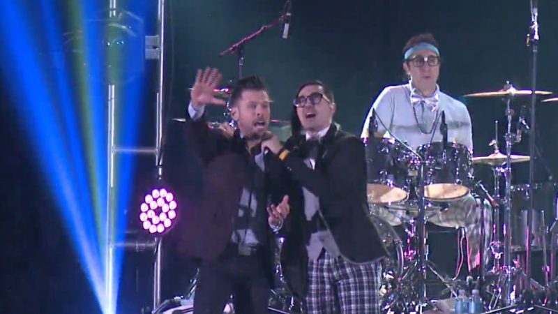 #VegasNYE: JC Fernandez takes to the stage to sing and dance