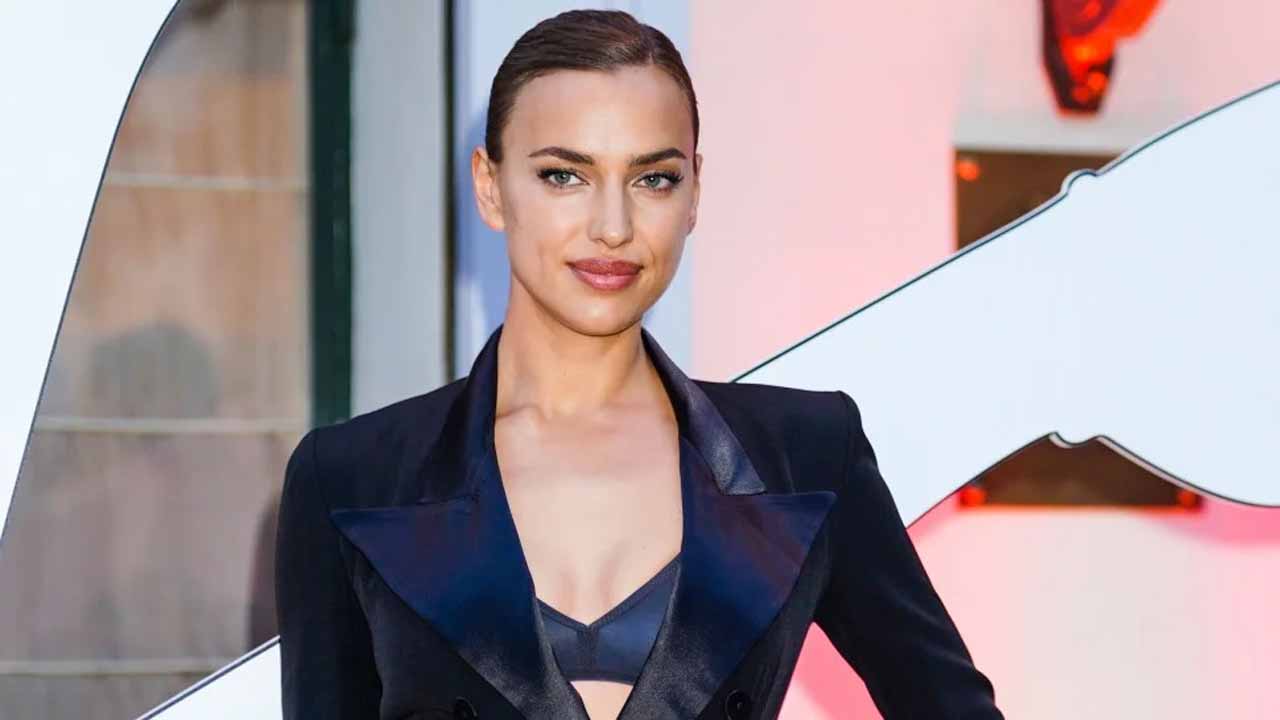 IRINA SHAYK IN A LUXURIOUS OUTFIT DEFILED ON A PODIUM IN PARIS