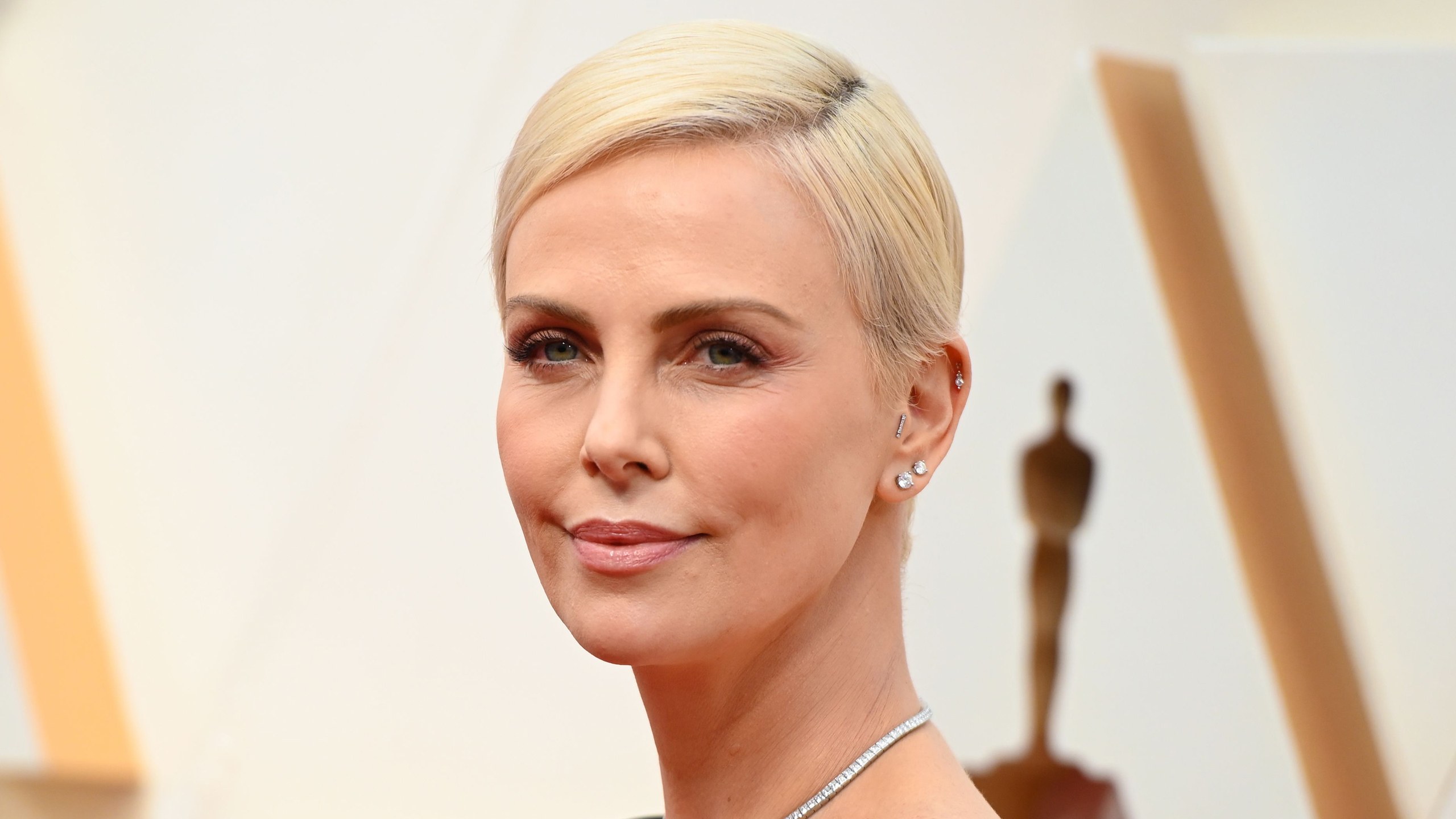 Charlize Theron’s Oscars Hairstyle Has a Hidden Surprise in the Back
