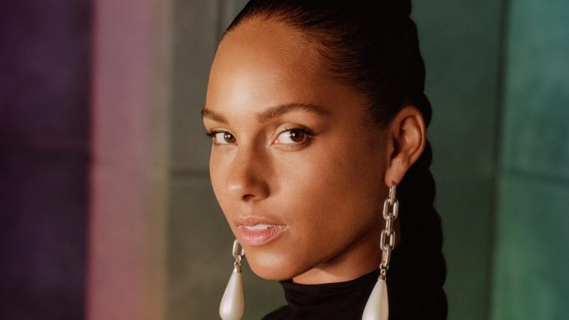 Alicia Keys Dedicates ‘Underdog’ To First Responders In Living Room Concert