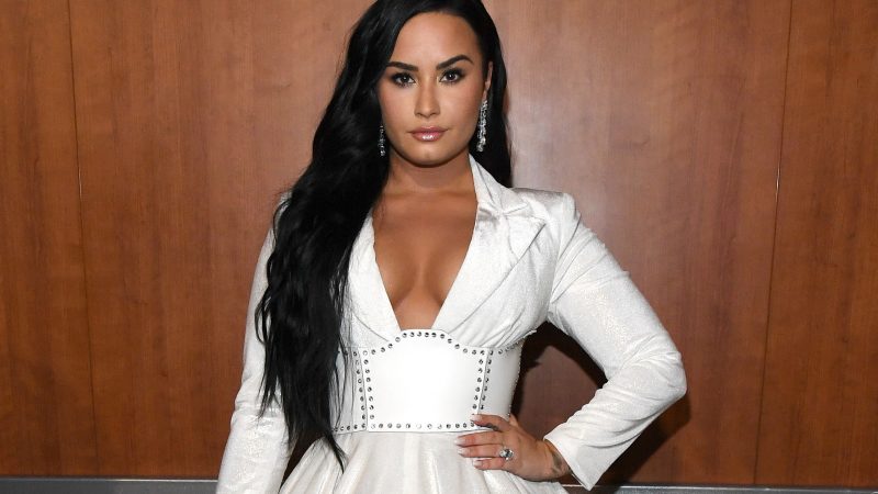 Demi Lovato returns to modeling sportswear, showing off her curves in tight leggings