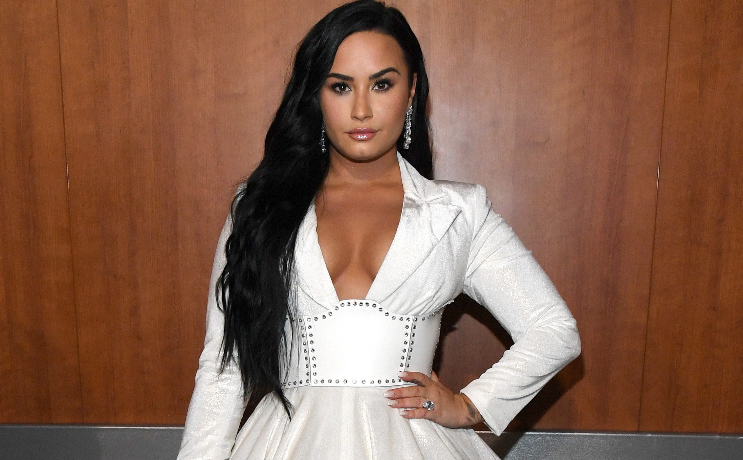 Demi Lovato returns to modeling sportswear, showing off her curves in tight leggings