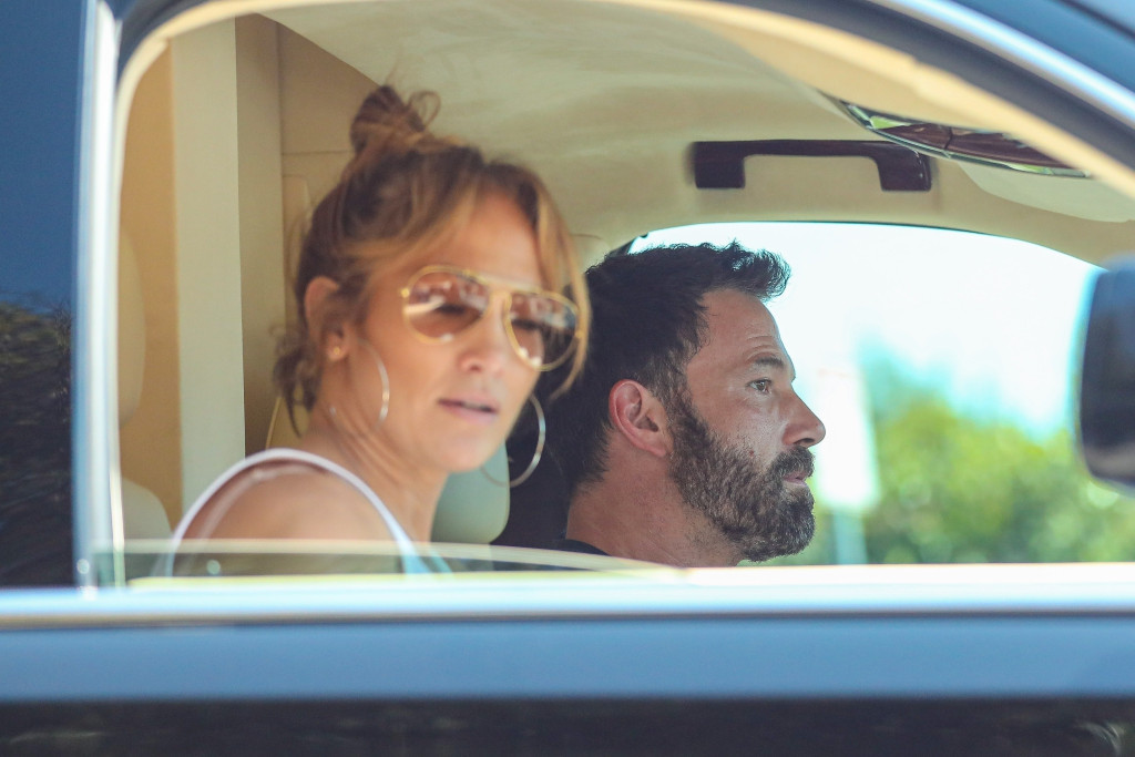 Ben Affleck keeps his cool while Jennifer Lopez loses hers in LA traffic
