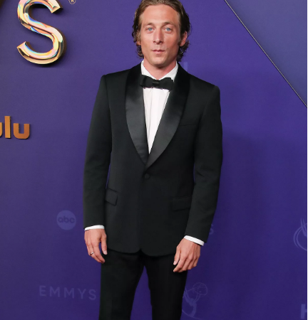 Jeremy Allen White Pulls Off Leading Man Cool in a Classic Tux at Emmys 2024